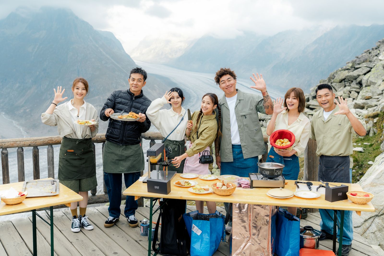 嗨翻阿爾卑斯山《營業中》高海拔挑戰料理。賴雅妍（左起）、姚元浩、白安、吳映潔、郭泓志、莎莎、李玖哲。好看娛樂提供