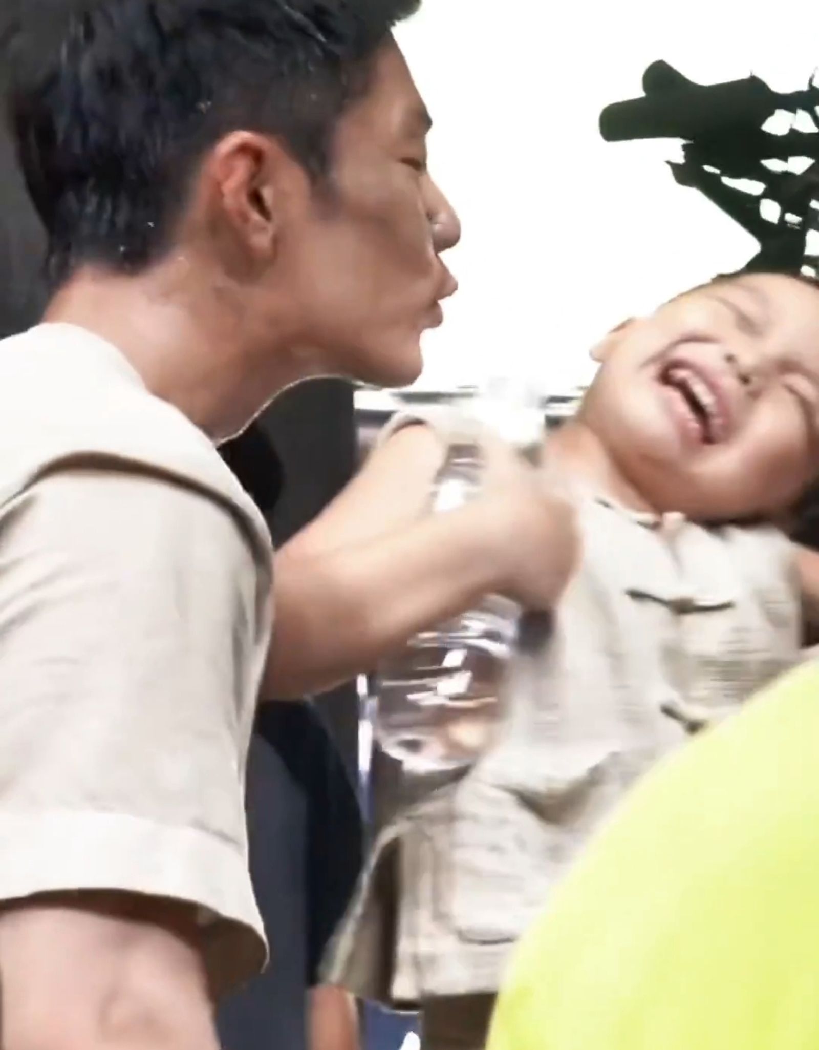 肖戰在戲外向嚴知度索吻遭拒，畫面逗趣。翻攝沫夕晴微博