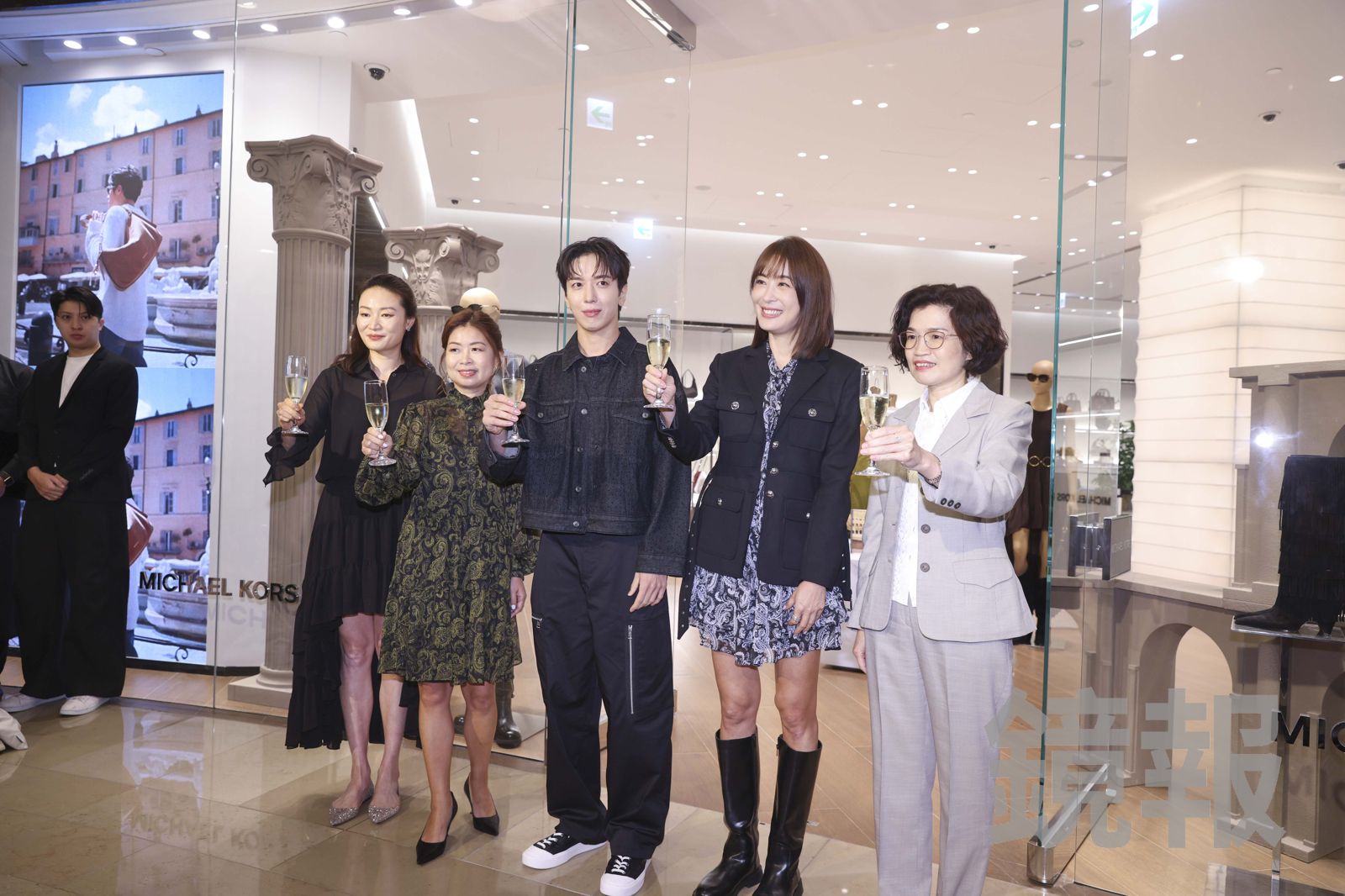 鄭容和（中）與品牌高層合照，101董事長賈永婕（右二）也在列。劉耀勻攝