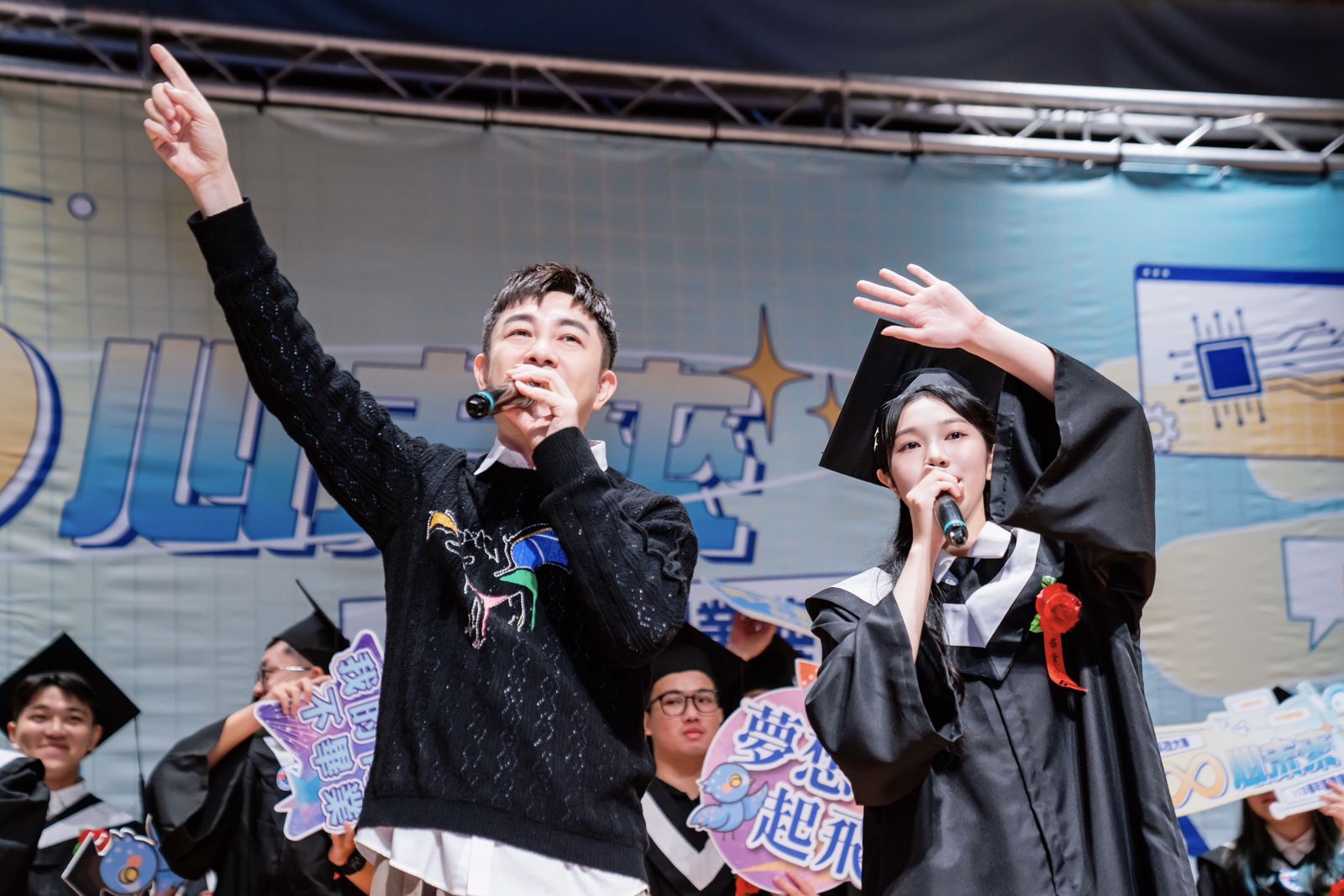 李明川在畢業典禮上獻唱新歌。明新科技大學提供
