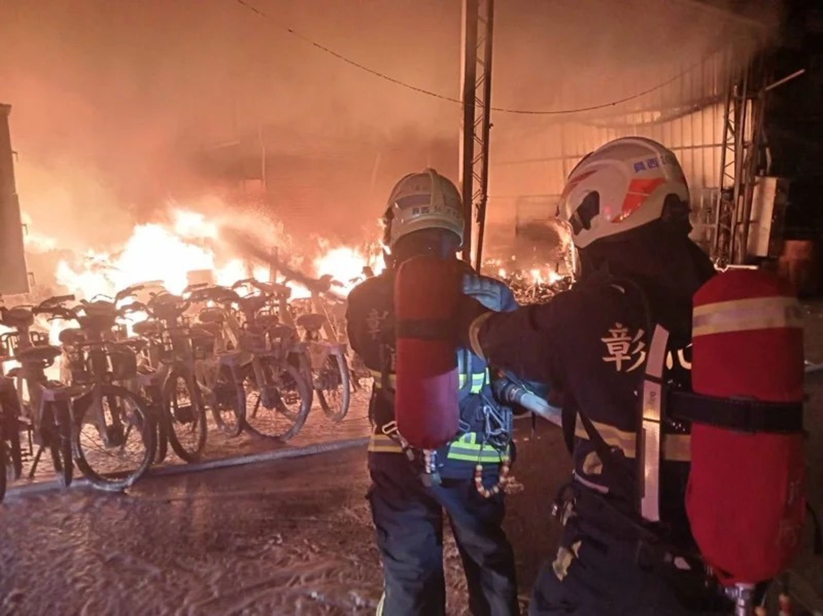 彰化員林MOOVO檢修倉庫凌晨大火　附近旅館撤離17人幸無傷亡