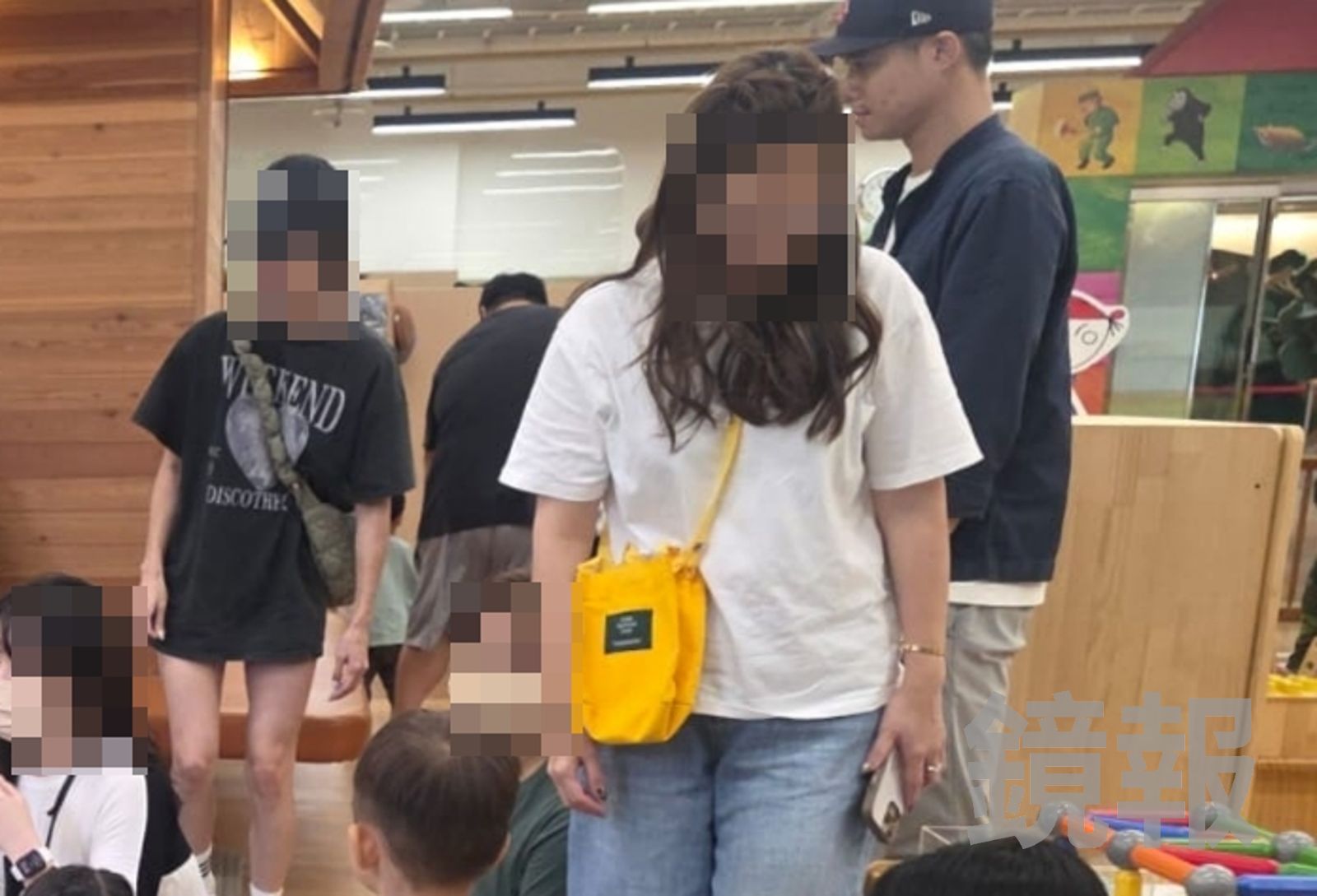 吳定謙在親子館爸媽群中很顯眼。讀者提供