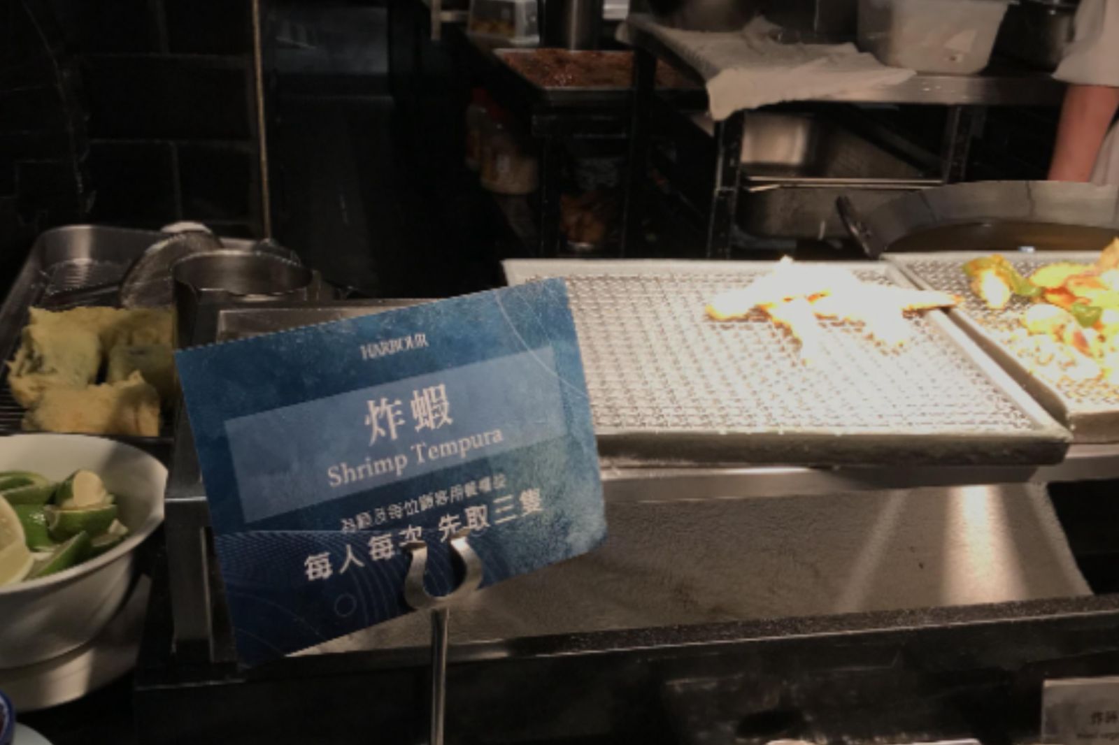 業者貼出告示，每人每次限拿3隻炸蝦。圖／PTT