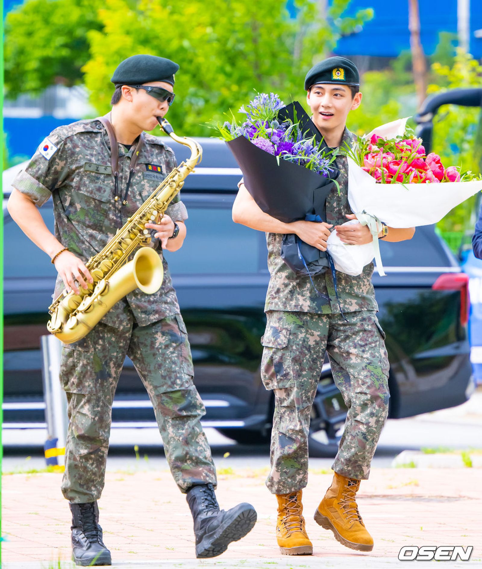 RM(左)、V開心步出兵營。翻攝OSEN