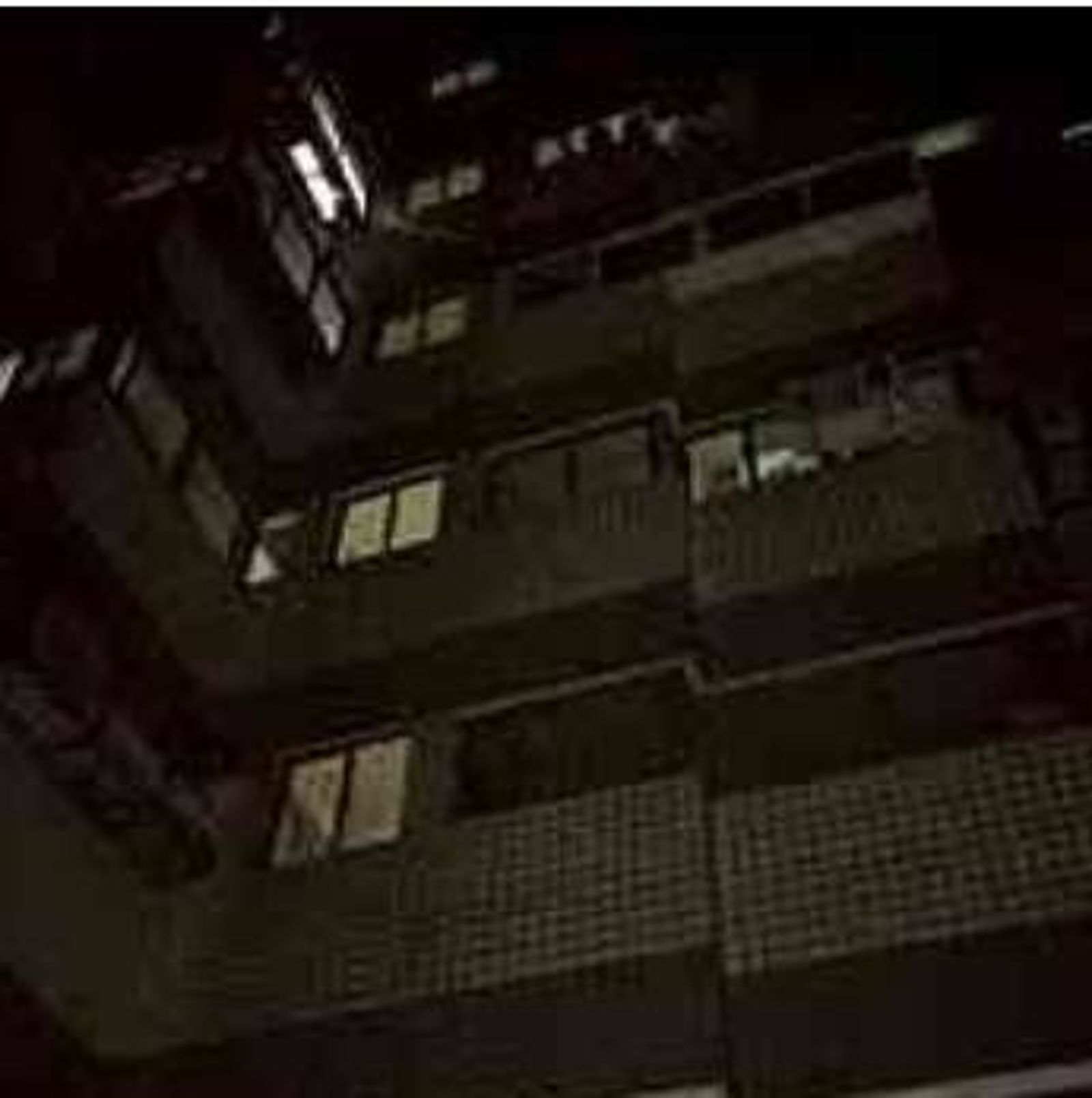 驚！高雄前鎮大樓地下室半夜發現全裸女屍　睡衣在旁胸部大片瘀青