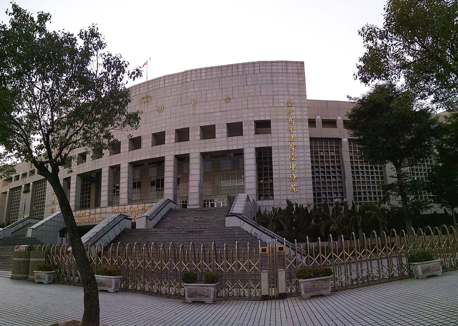 愛愛戴眼罩添情趣慘遭偷錄性愛片　手機掉地才知男友更愛偷拍