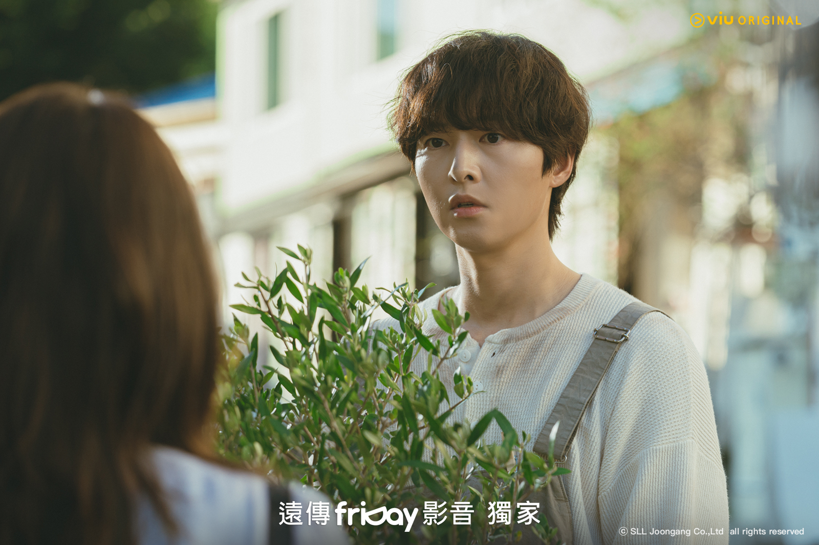 宋仲基也將插花實力發揮在現實生活中。 friDay影音提供
