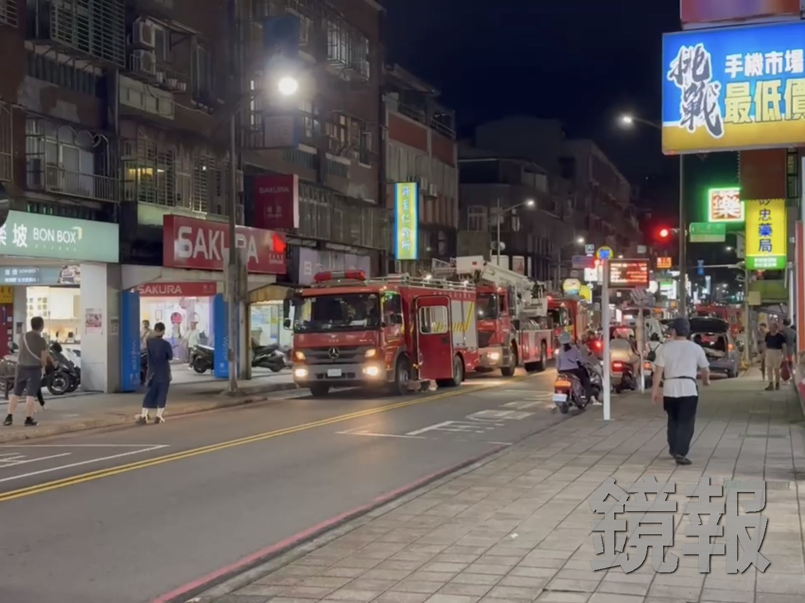 新北市汐止忠孝東路民宅疑似煮菜時發生火警,大批消防人員緊急出動。讀者提供