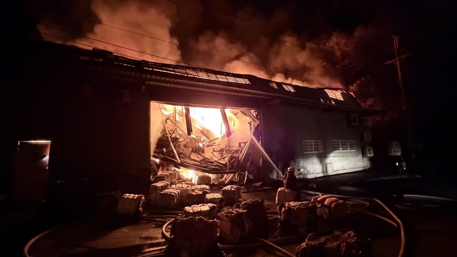 焰的火光瞬間染紅夜空。翻攝畫面