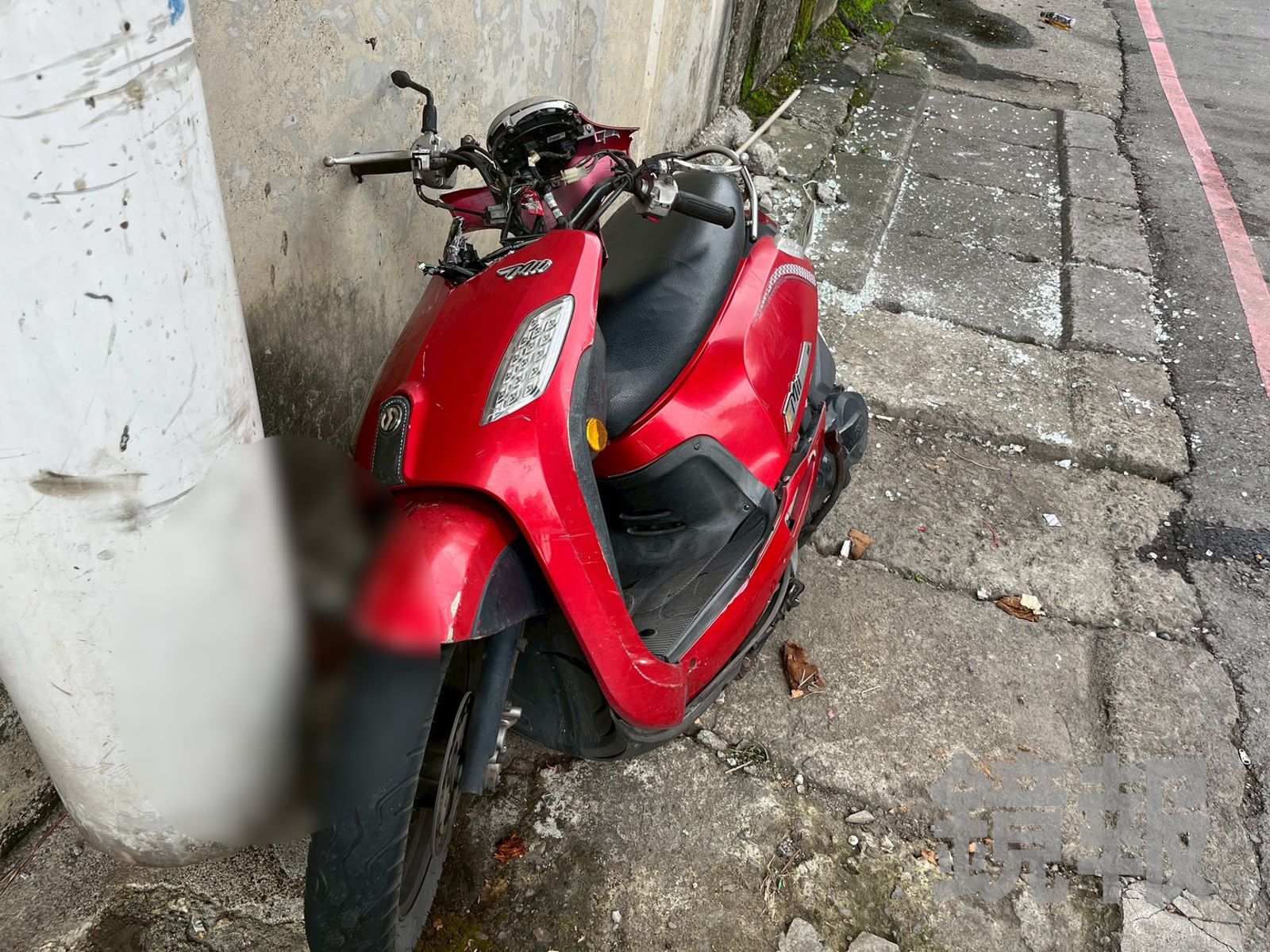 機車龍頭撞上燈桿嚴重凹陷幾乎變成一字型。翻攝畫面