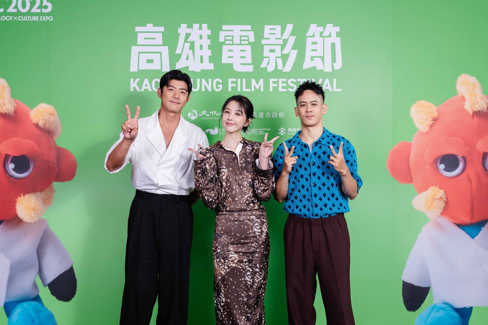 李淳餵大象險遭甩巴掌！　王柏傑曝白犀牛超親人「爭寵像小狗，叫了就來」