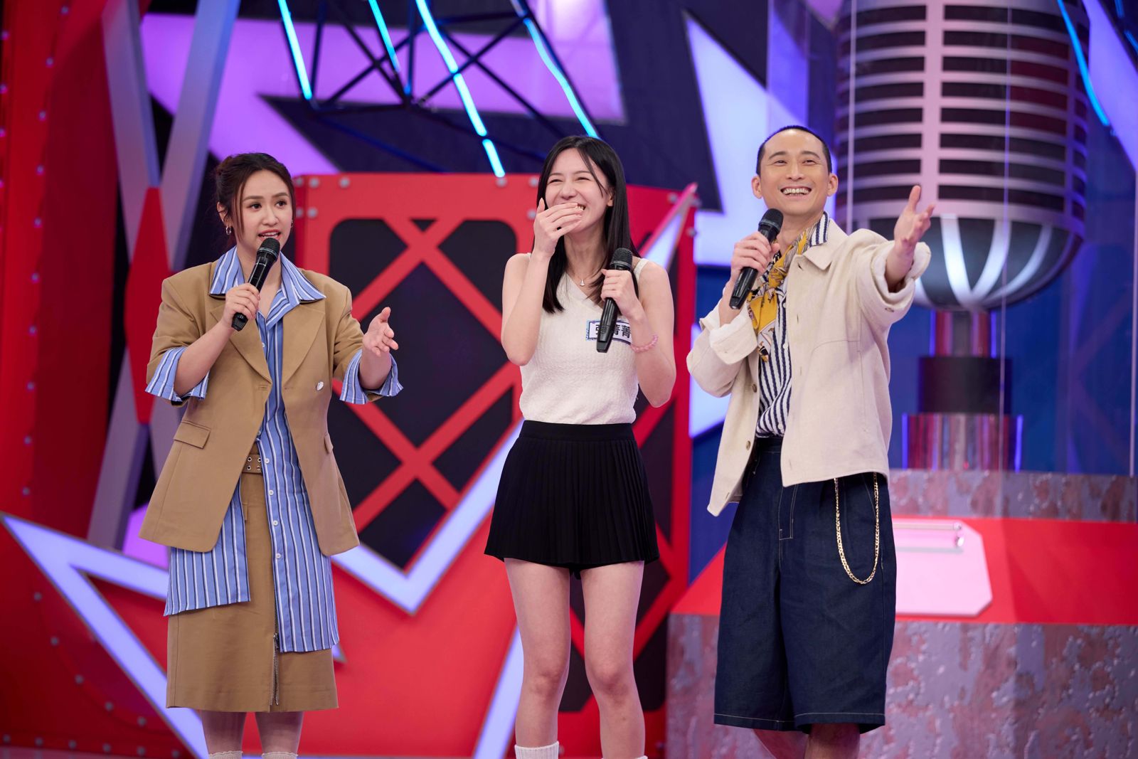 女星張菁菁(中)為家庭棄百萬直播收入。公視台語台提供