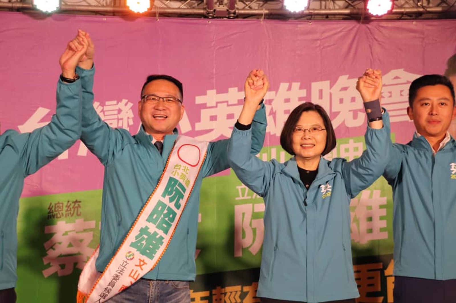 阮昭雄(左1)曾3度擔任蔡英文(中)競選發言人,被視為英系人馬。(圖/翻攝阮昭雄臉書)