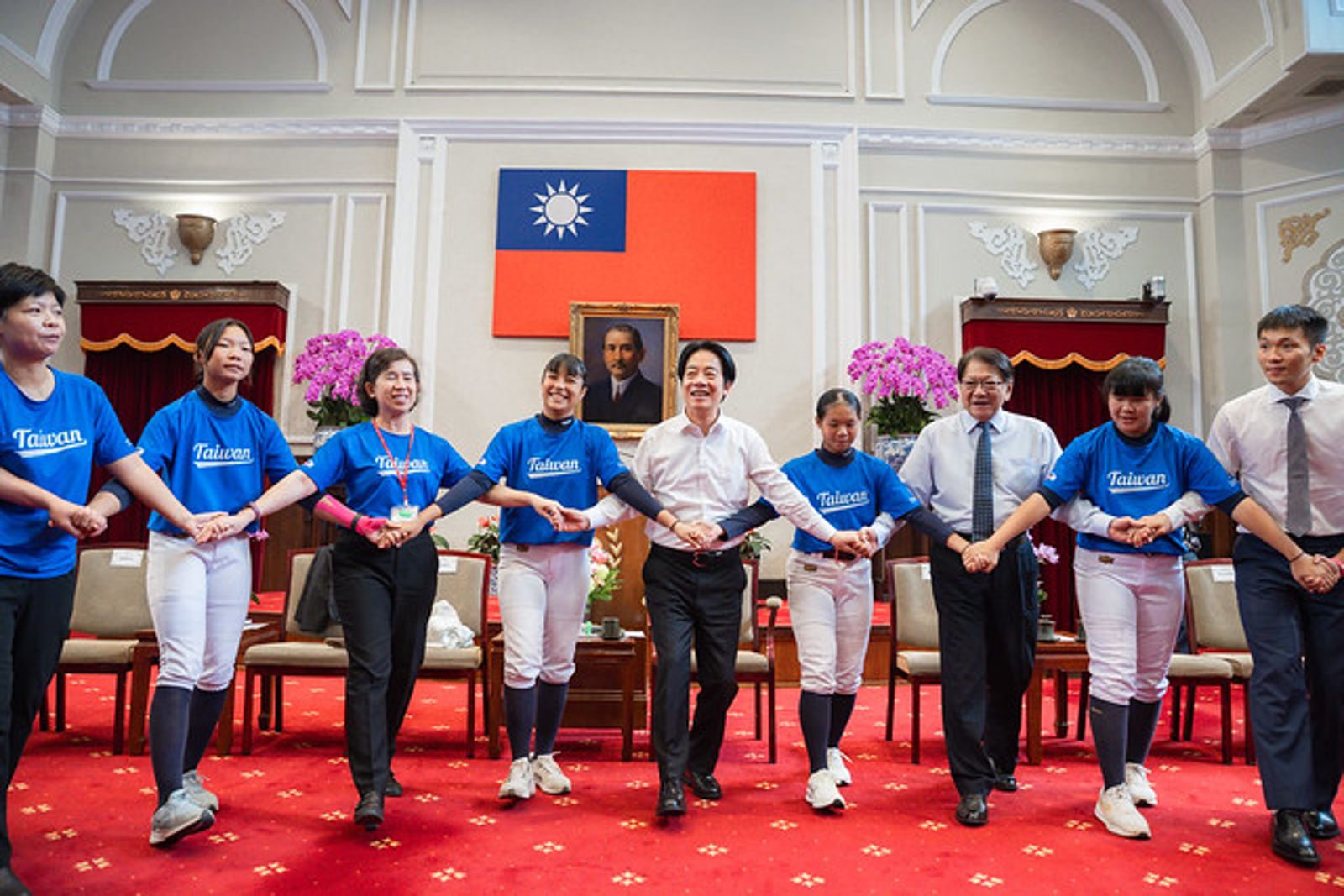 接見U16女壘世界冠軍　賴清德脫西裝與眾人圍舞合照笑開懷