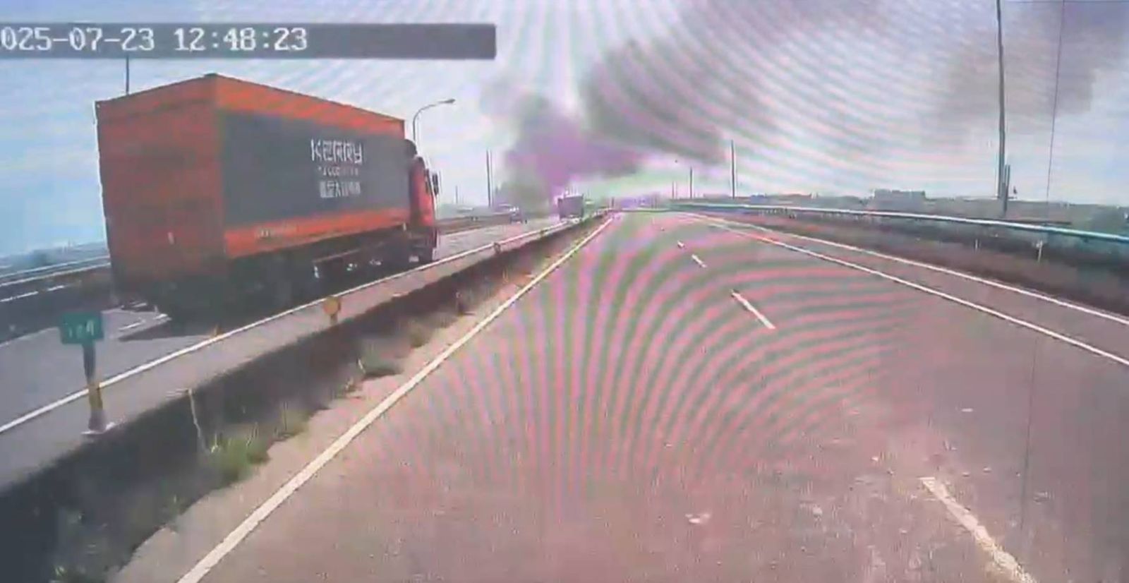 有片／連接高屏萬大橋驚傳火燒車濃煙竄天際　貨車駕駛急跳車逃生