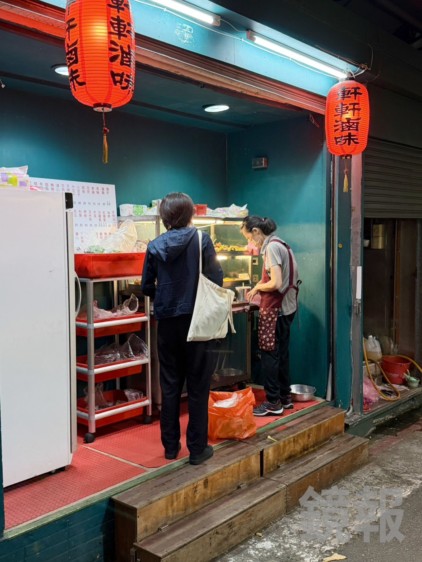 「軒軒滷味」隱身在小巷裡,但總會看到排隊人龍。