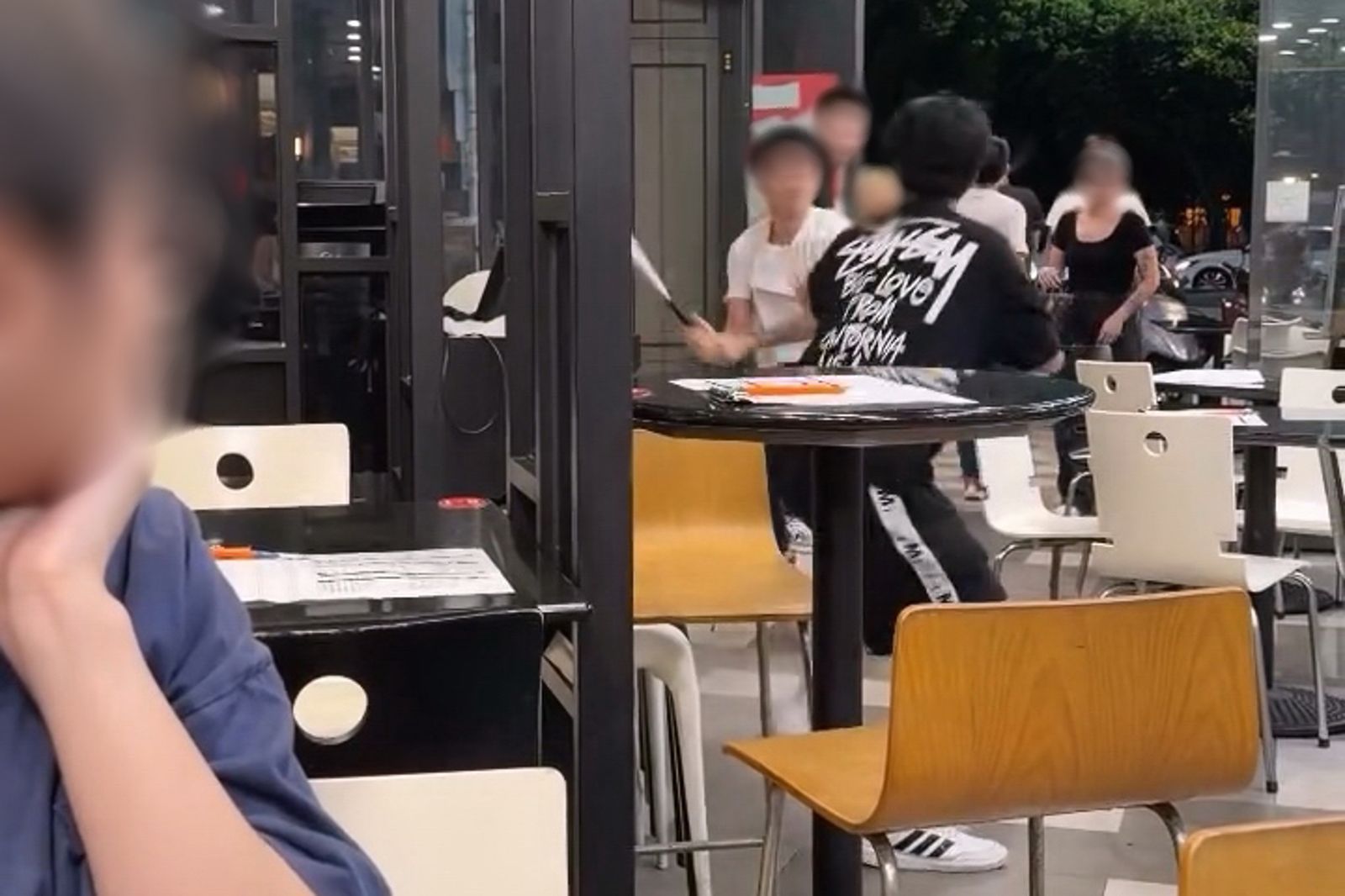 台中40年泡沫紅茶老店慘淪格鬥場 客人邊吃邊看惡煞砸車逞凶