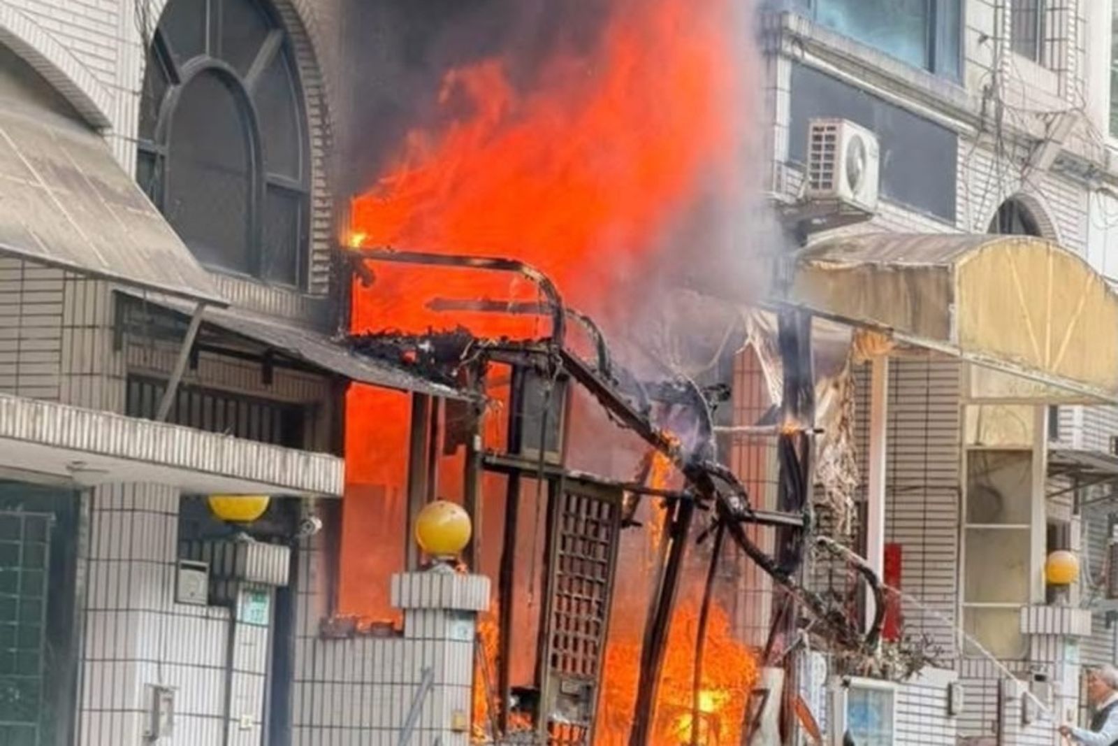 疑金紙飄散引起!內湖民宅大火...家屬還原當下:她崩潰喊「出不去怎麼辦」