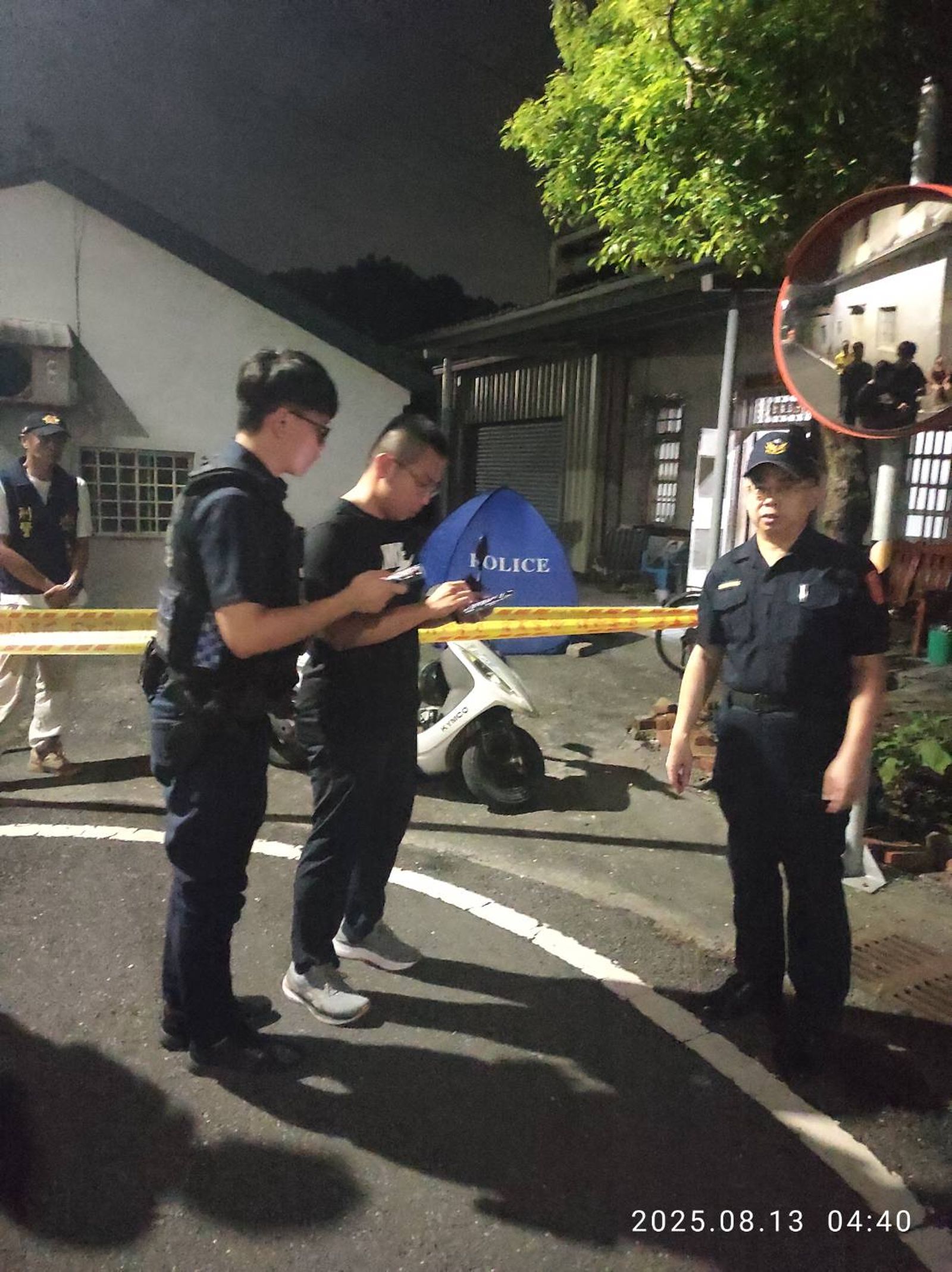員警抵達兇殺命案現場。圖／翻攝自記者爆料網