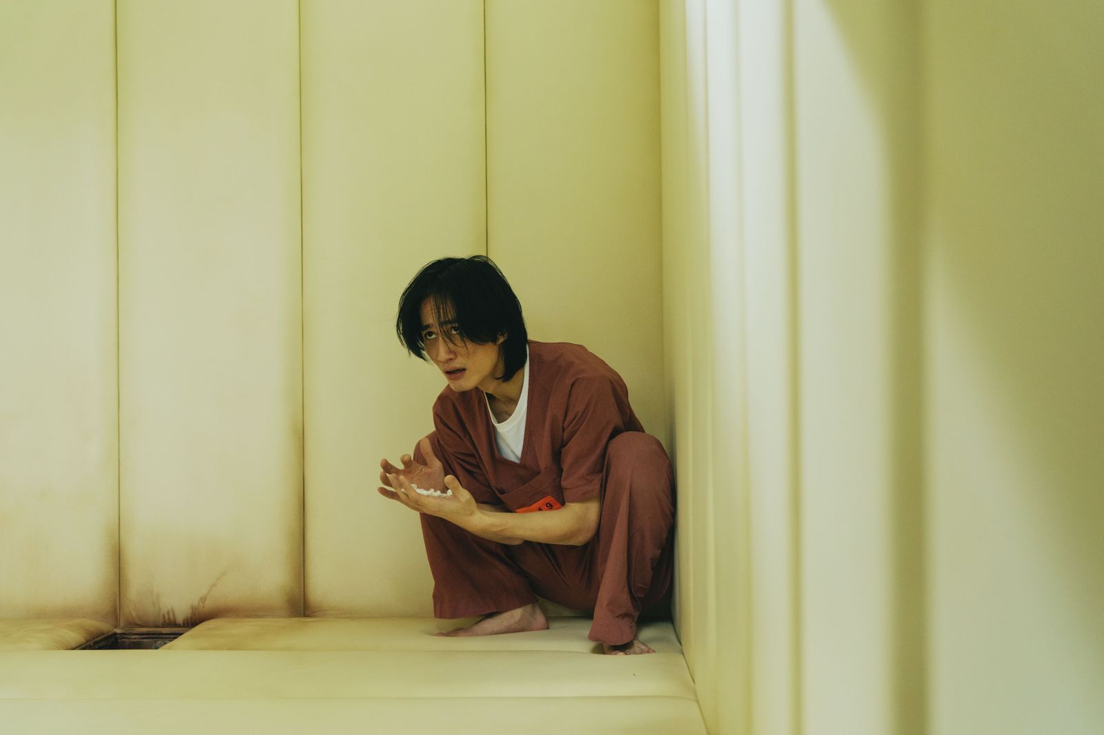 李英宏飾演瘋癲受刑人狂撞牆。愛奇藝國際版、壹壹影業提供