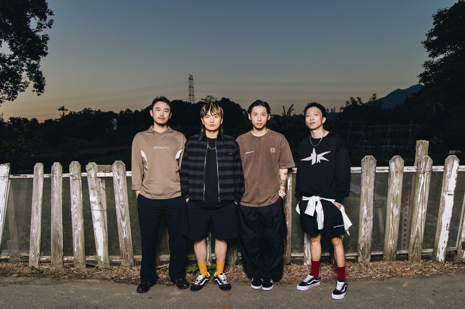 男星登台前10分鐘突狂吐!硬撐唱完全場「又吐2次」 現場還誤播滅火器