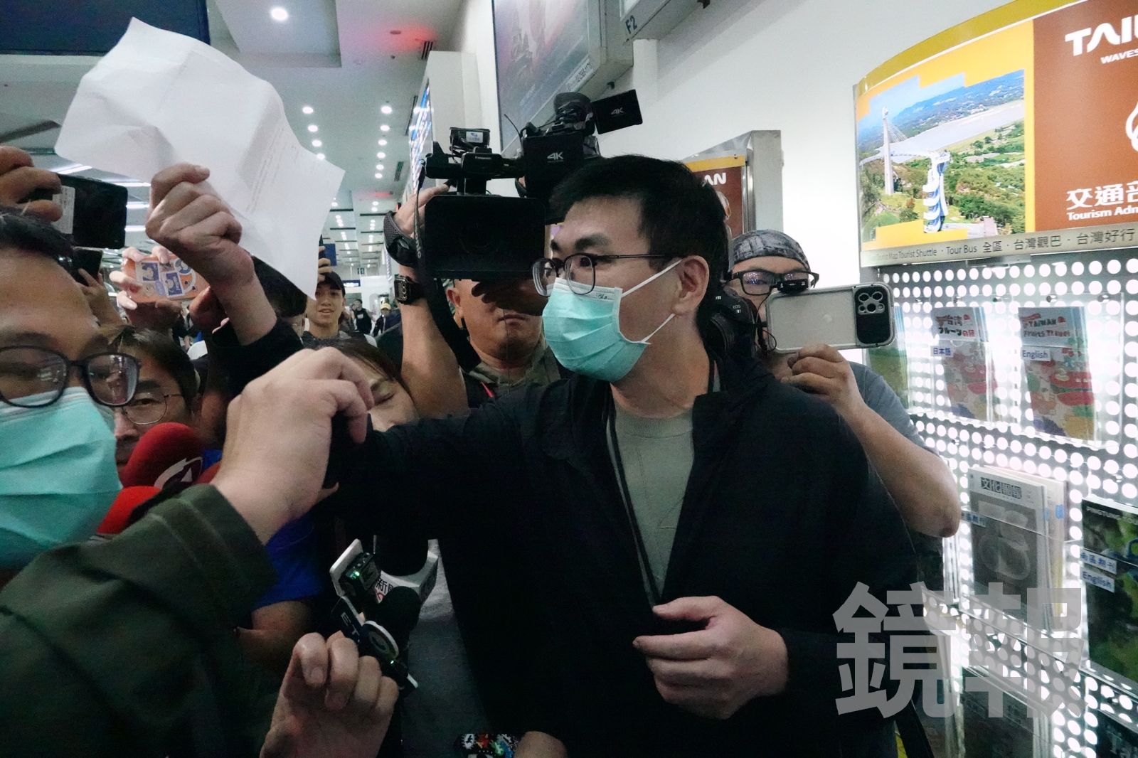 昨(20)日晚間11時許,前往越南的趙建銘抵達高雄小港機場。圖/鏡週刊
