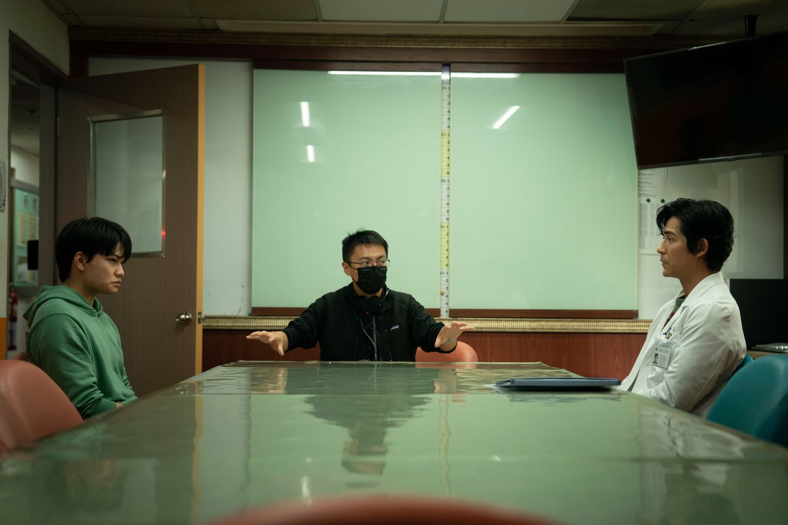 導演林君陽（中）與周渝民（右）、劉子銓（左）討論拍攝內容。CATCHPLAY、公視、大慕可可提供