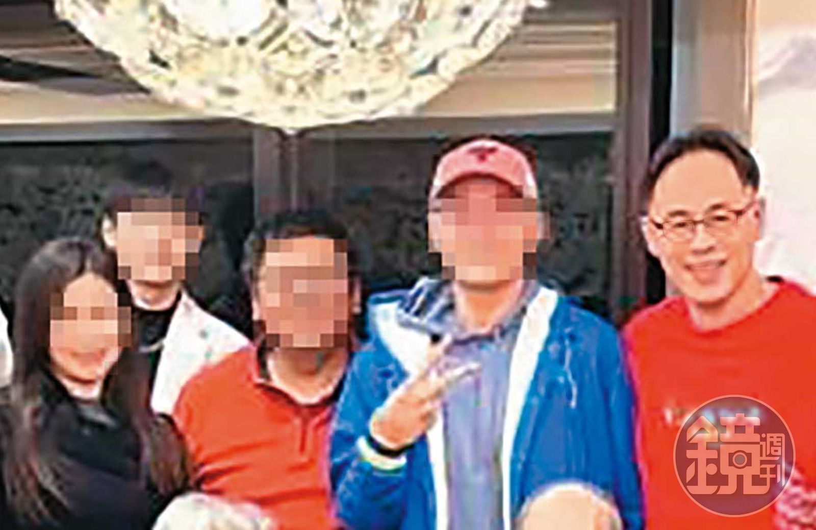 許智超(右1)尚未離婚,卻帶小三(左1)與家人聚餐,十分誇張。圖/鏡週刊