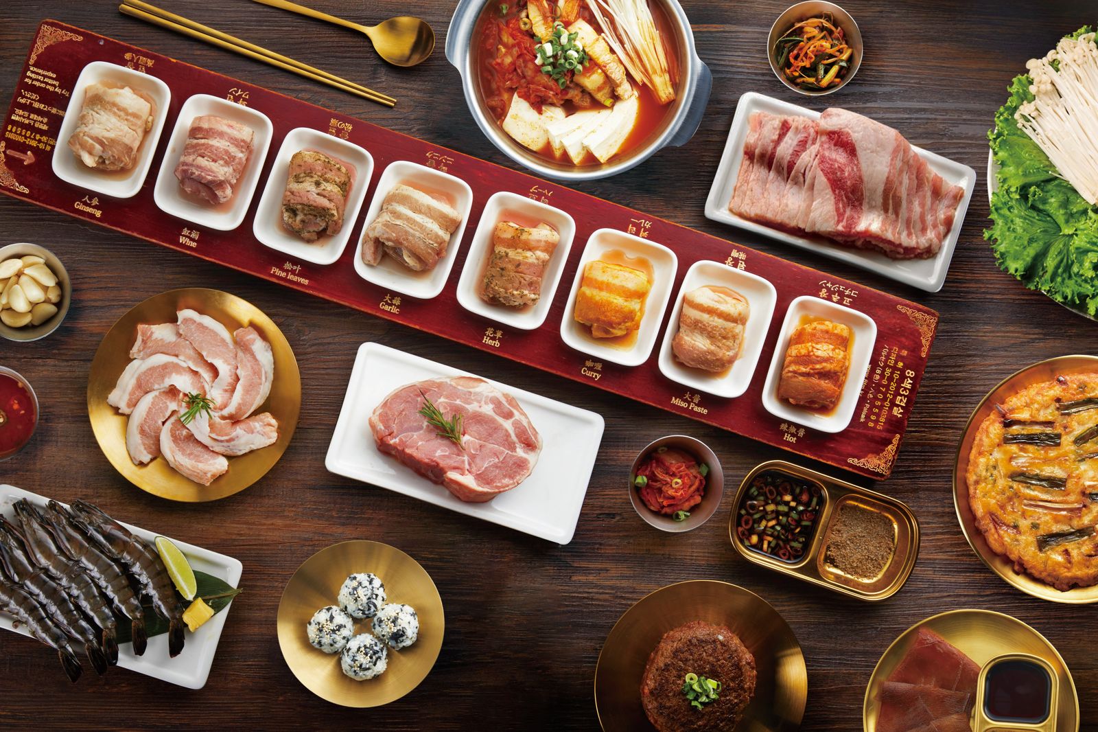 3人套餐「經典八色牛豬」吃得到招牌的八色烤肉，甚至有手打的A5和牛漢堡排。（2,200元／套）