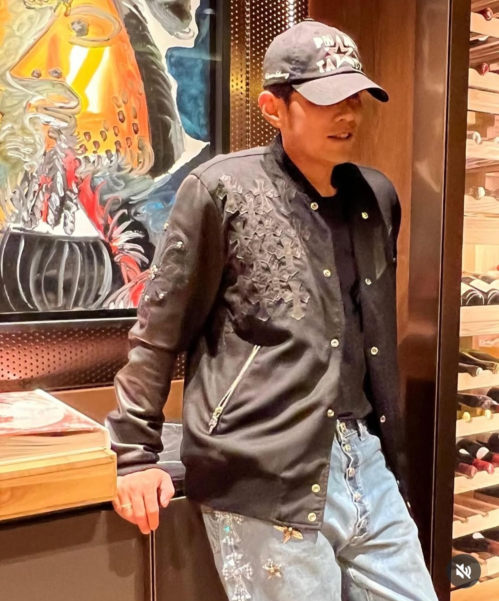 周杰倫身上穿的牛仔褲價格不斐。翻攝自周杰倫jaychou IG