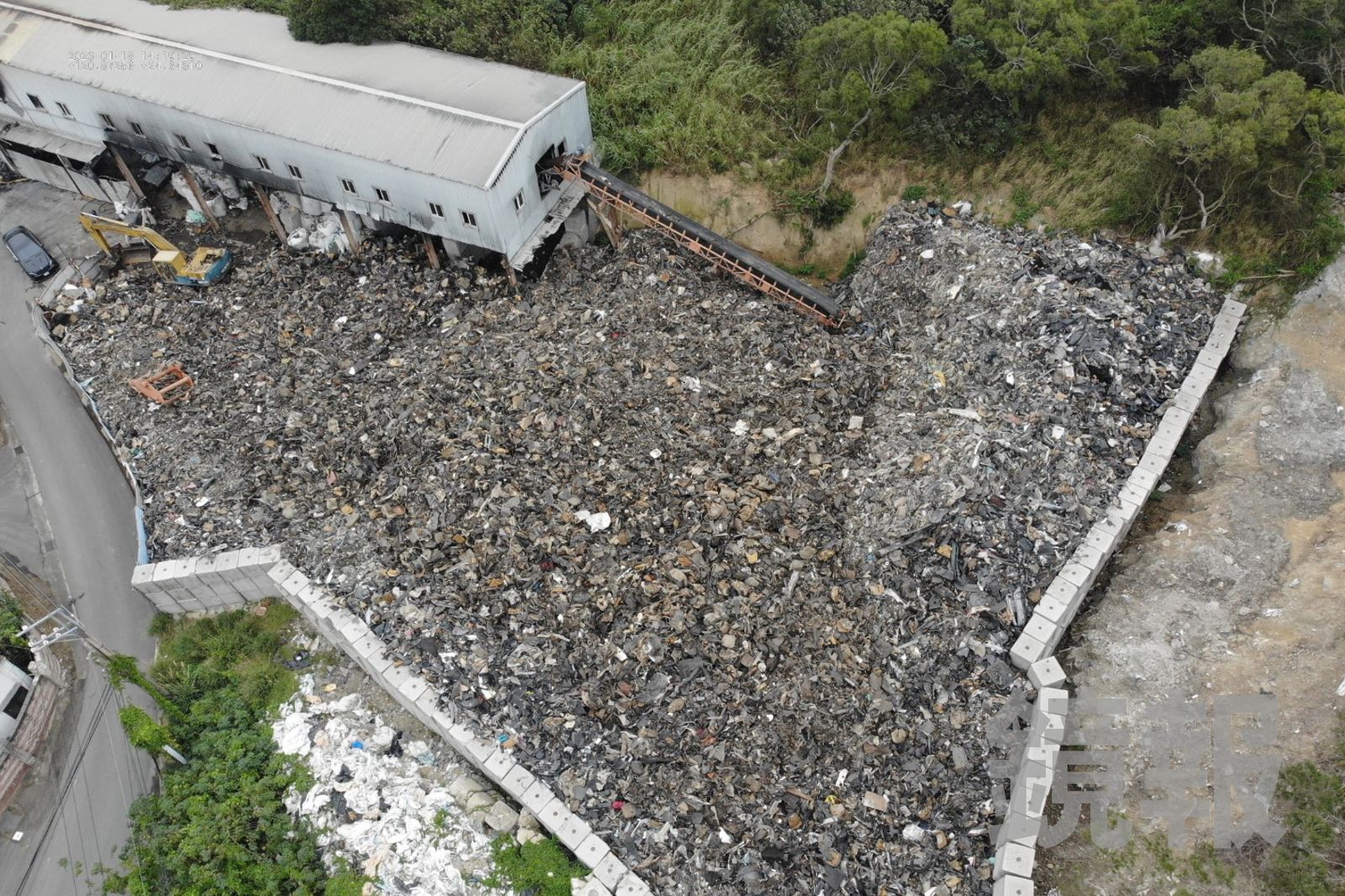 廠區堆滿1500公噸的事業廢棄物，僅以鐵皮或混凝土塊作為圍籬。苗栗地檢署提供