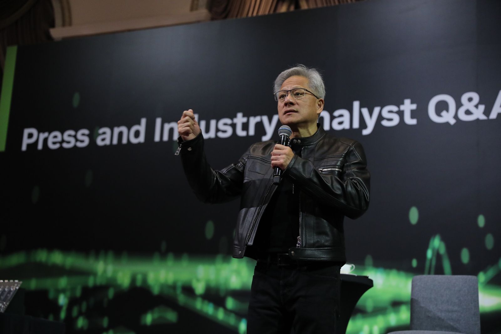 黃仁勳:全球AI工廠與AI基礎建設佈建潮將帶旺台灣10年