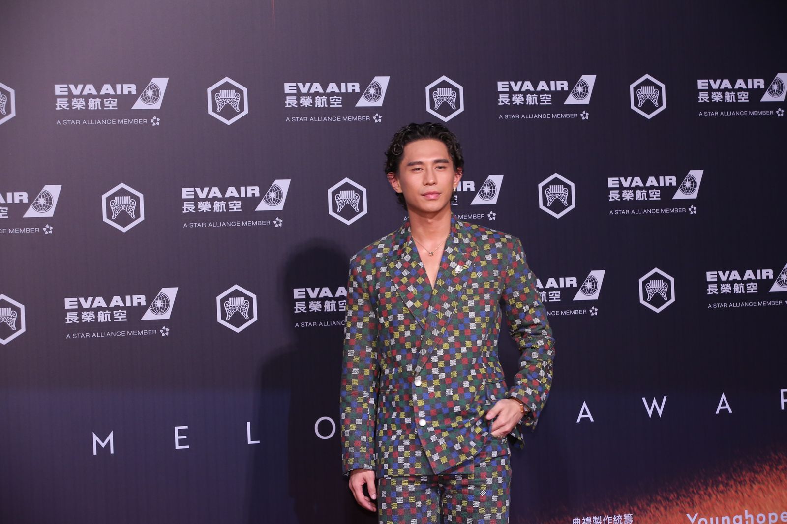 金曲36／柏霖帶爸媽走紅毯！自爆「西裝裡面沒穿」：台北天氣熱