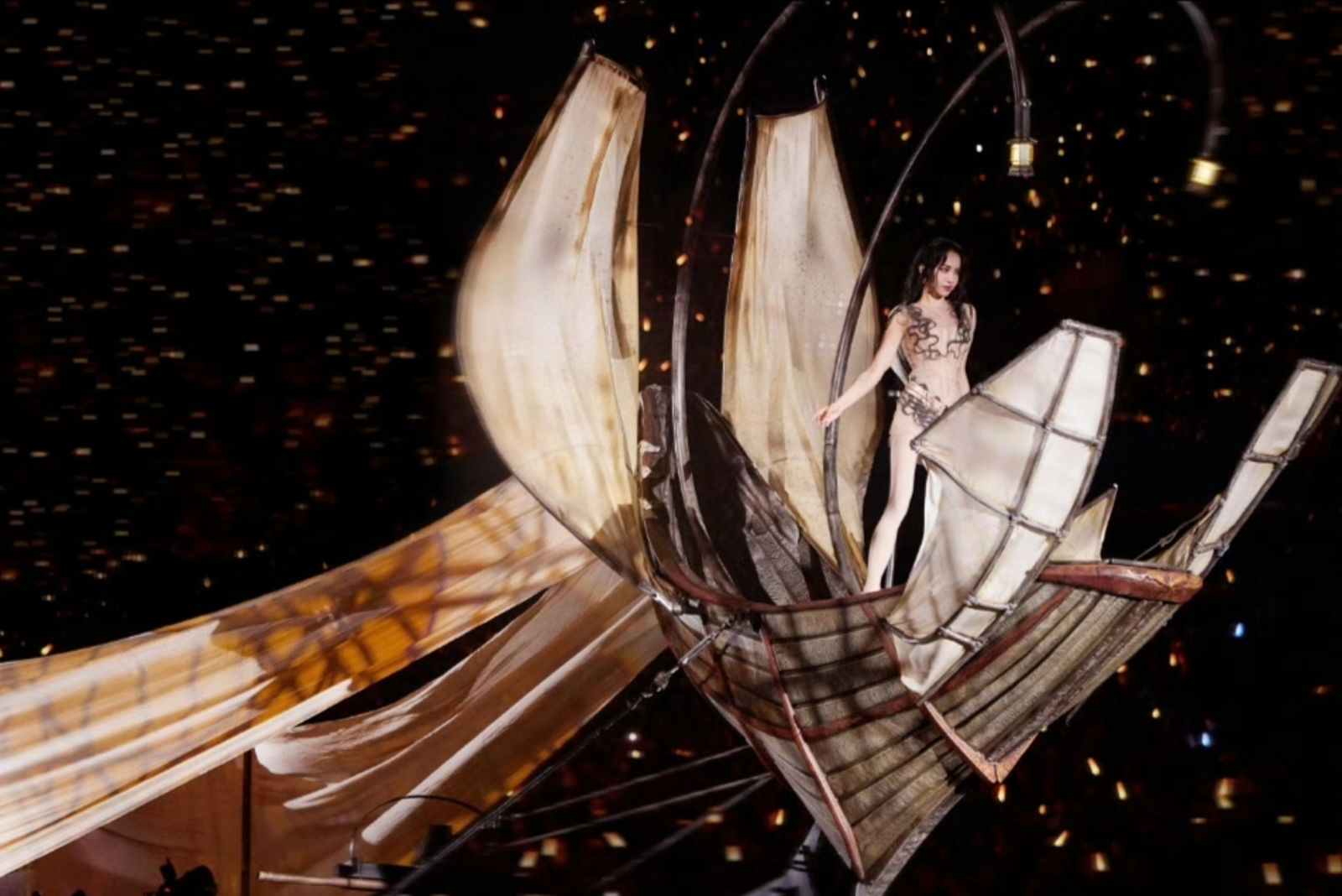 蔡依林「巨蛇」遭消失！疑被舉報中國版巡演道具大縮水　豬頭、公牛蒸發粉炸鍋轟12生肖也刪