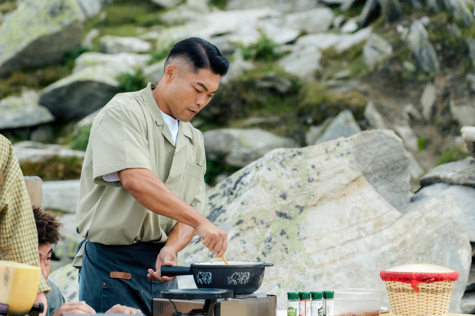 情歌王子李玖哲做菜動作緩慢。好看娛樂提供