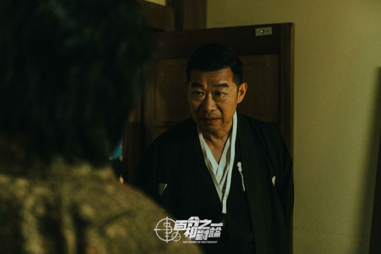 馬力歐化身別墅中的管家NPC,穿上和服穿梭在實境節目中引導主持群去破解各種線索。映底子國際傳媒股份有限公司提供