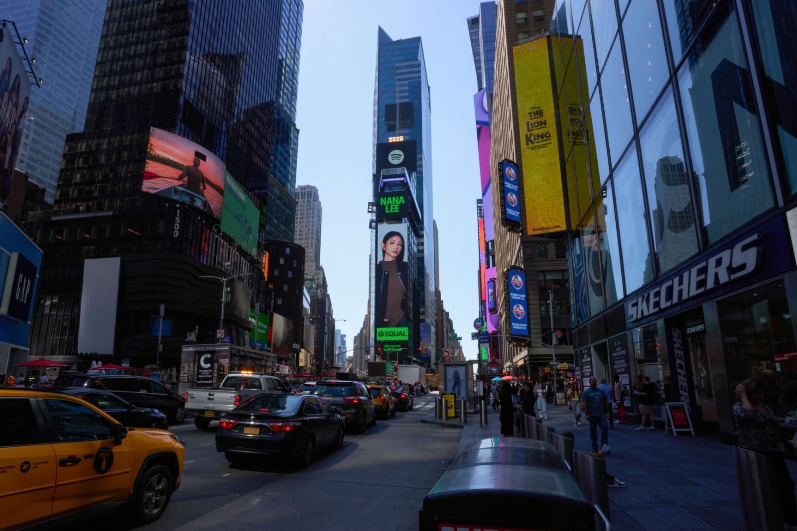 李千娜登紐約時代廣場巨幕　台語歌躍進國際嗨喊：真的是我嗎？