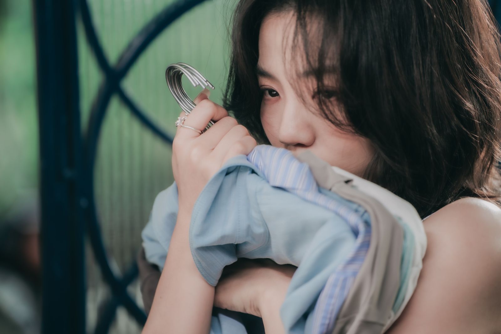 洪佩瑜推出最新主打〈完整〉MV,由蔡旻佑譜出的抓耳旋律、以及廖文強誠實如自白的歌詞,配唱時這首歌宛如深水炸彈,讓她哭到請求必須清場。何樂音樂提供