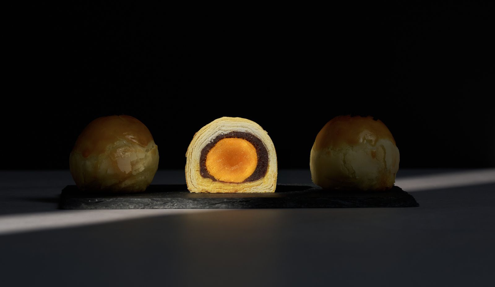 蛋黃酥包進自然熟成的鹹鴨蛋，酥皮以19號發酵奶油呈現清爽奶香。（協興蛋業供圖）