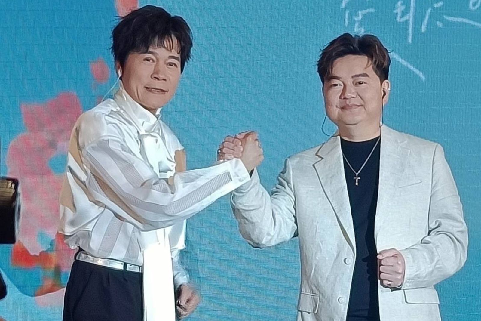55歲退休警察選里長超狂背景曝光!前妻是大咖歌后 助選團全是歌后歌王還陪掃街