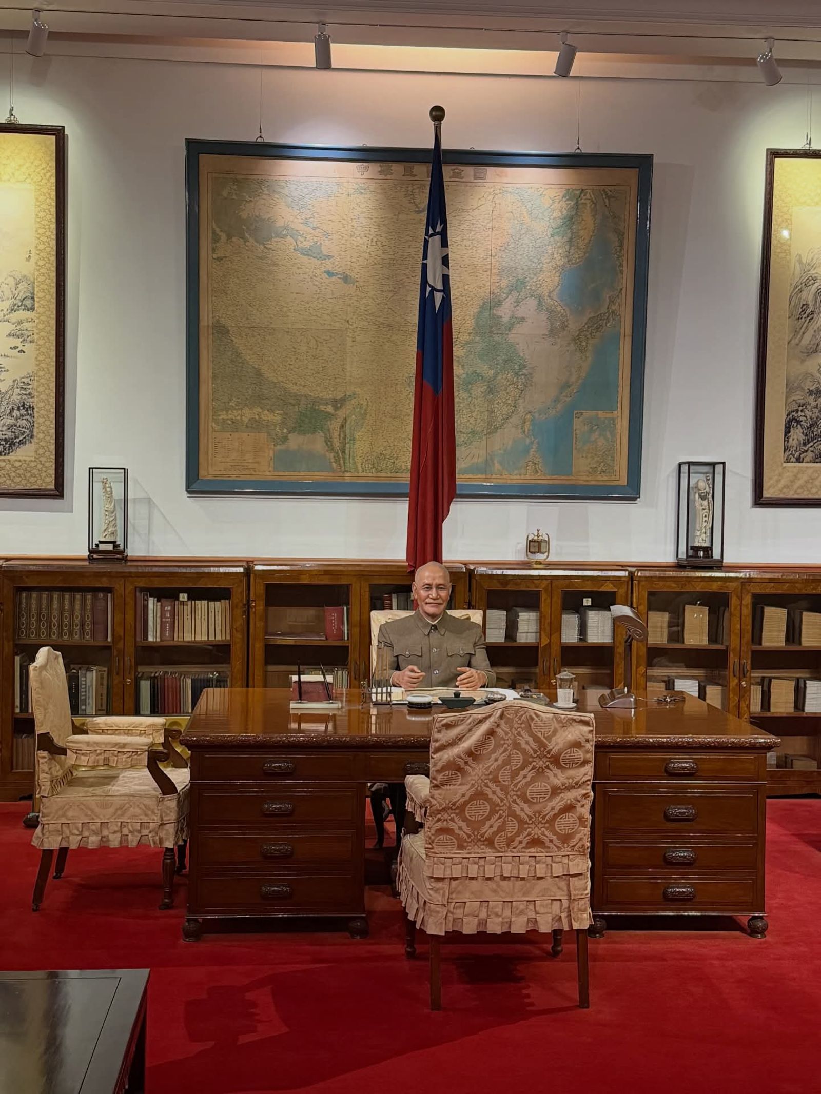 賈永婕到中正紀念堂參觀「自由花蕊」展覽。翻攝janet_chia_ IG