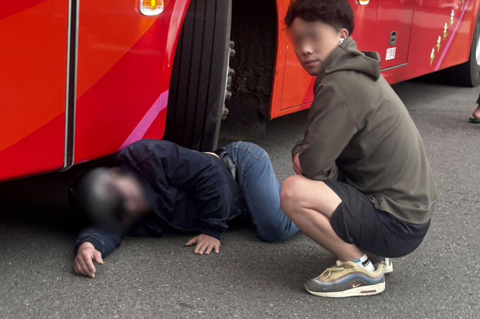 「腰留輪胎痕」差一秒輾過！　滿載幼童遊覽車違規轉彎釀禍　騎士遭撞倒地捲車底