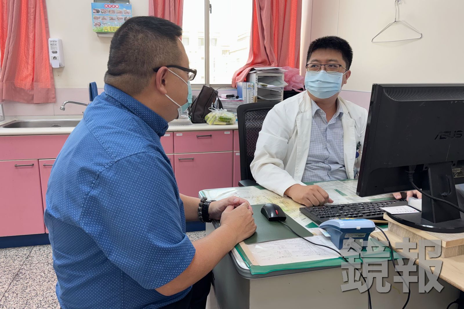 40多歲患有糖尿病的男子,減肥不當導致低血鈉送醫,醫師張峻誠進行診治、詢問用藥情況。示意畫面、非當事人。圖/台中李綜合醫院提供