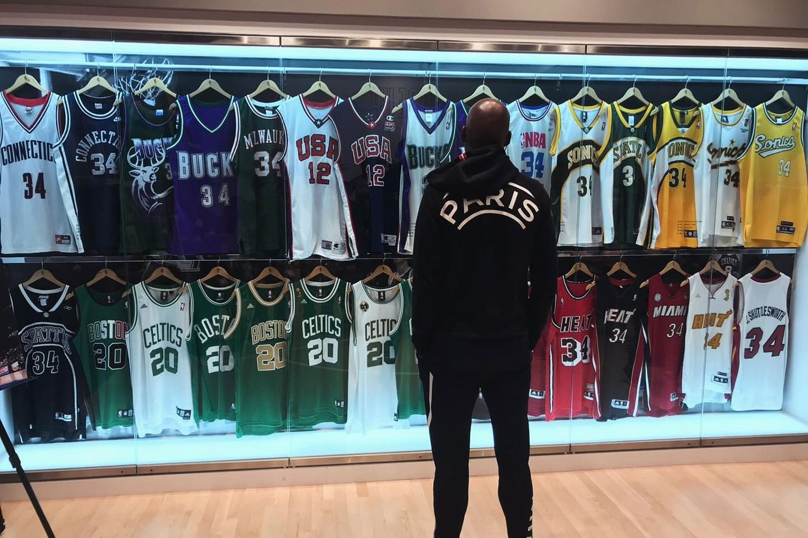 NBA／傳奇射手曬球衣收藏　回顧生涯不靠天賦運氣：只是苦練而已