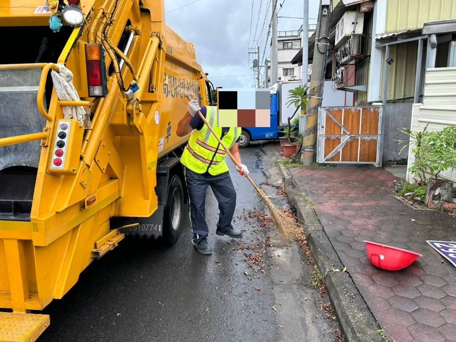 高雄婦追車「拉弓」丟垃圾 技術差砸傷清潔員代價1萬5
