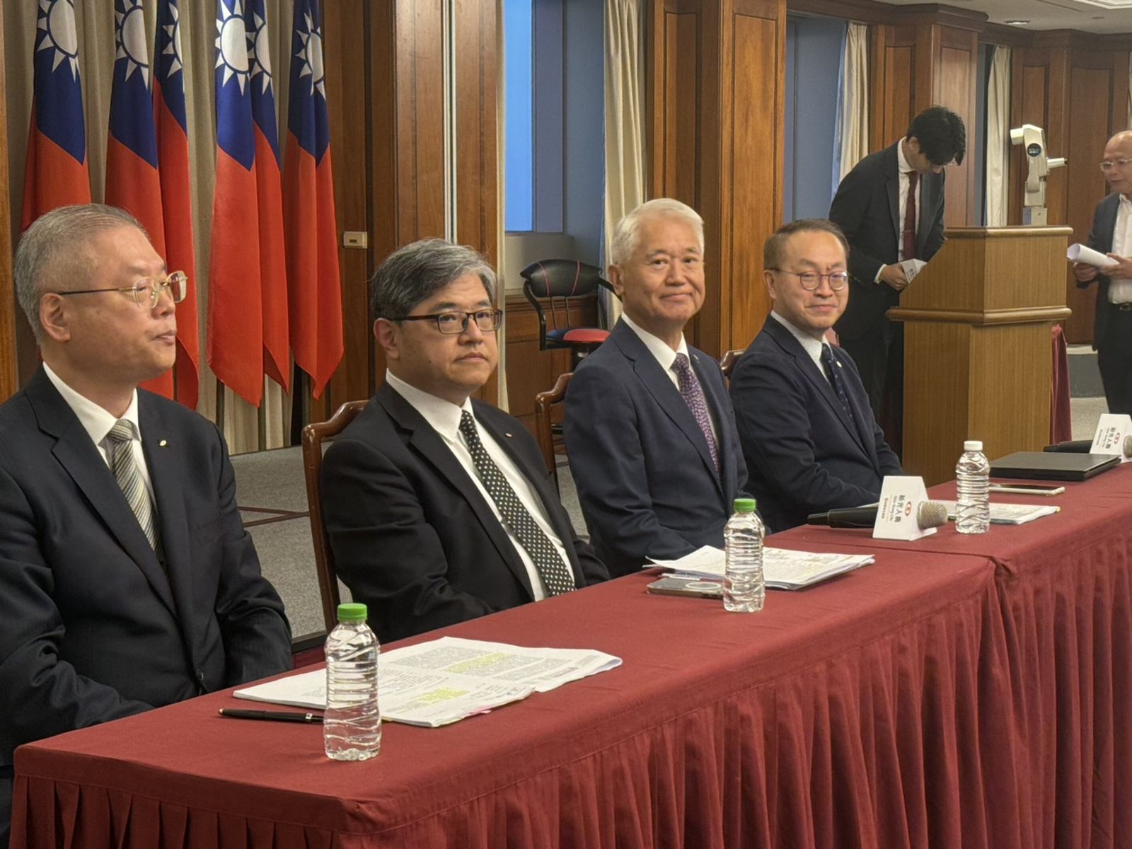 新壽董事長魏寶生（左三）透露，已通知北市副市長李四川新壽決定，李四川表示感謝。陳宏銘攝