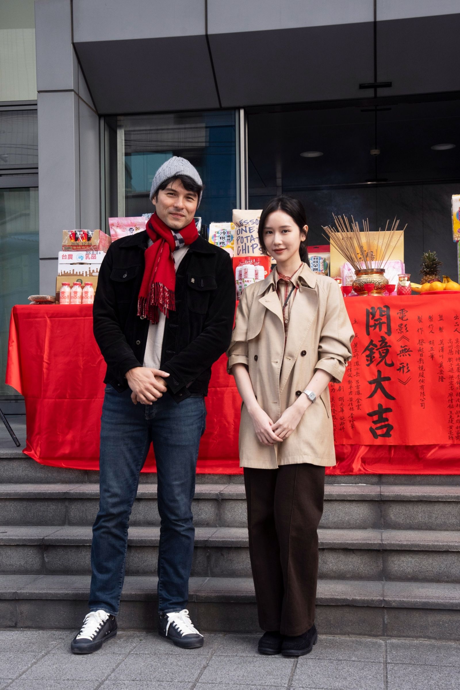 泰國華裔女星葉芷妤(右)與金鐘視帝鳳小岳合作《無形》。發起日影視提供