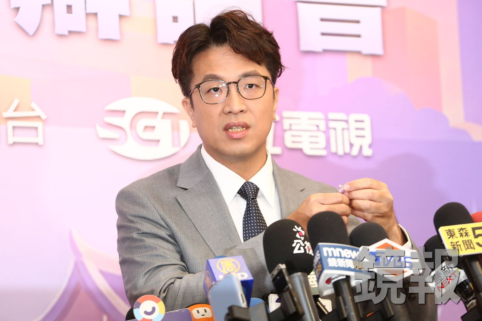 民進黨台北市長候選人沈伯洋辯論前秀出女兒送給他的髮圈,分享女兒出門前很開心抱著他說要「加油」。攝影李鍾泉