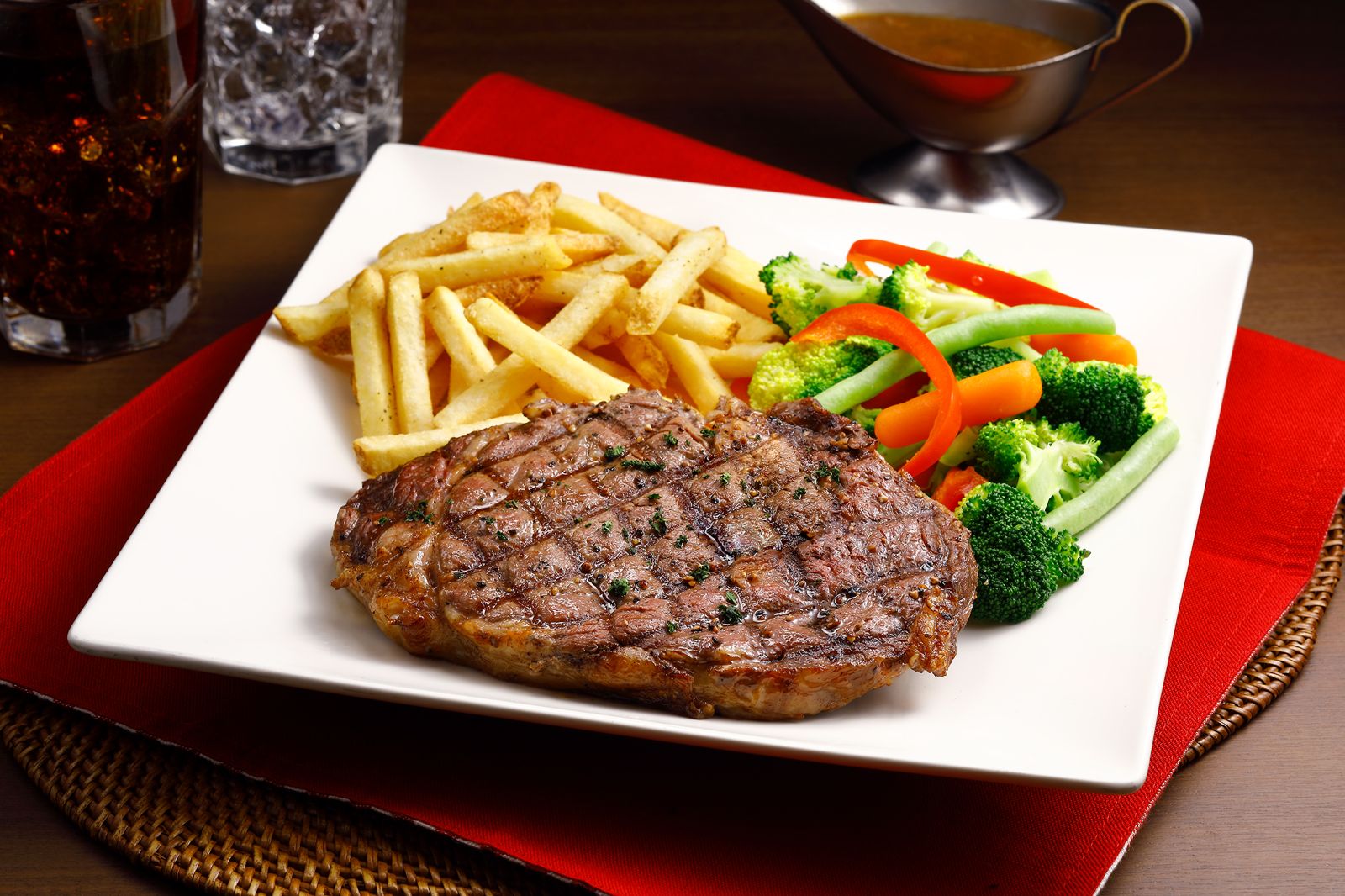 「TGI FRIDAYS」推12oz.肋眼牛排+可續杯性飲品，優惠價1,200元。（微風集團供圖）