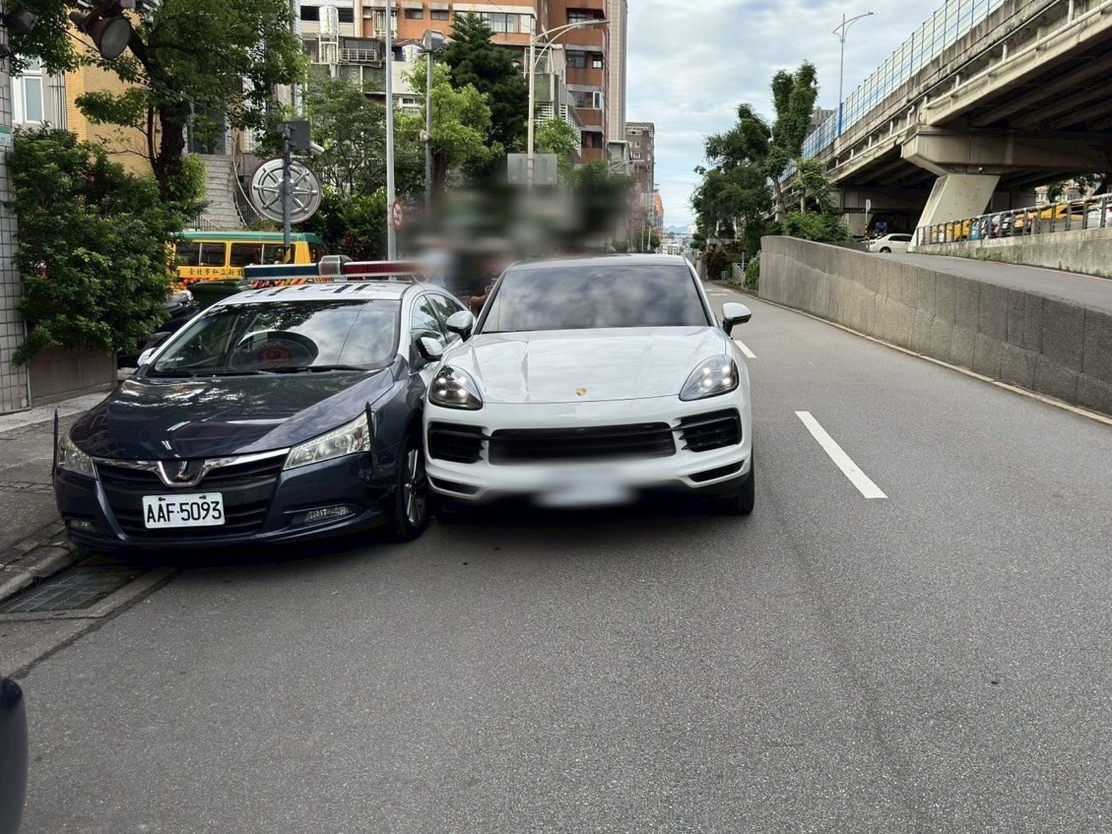 有片/警最速出動!夫妻爭吵怒吞7顆安眠藥 保時捷男失控擦撞5警車